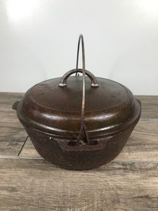 lot 355 image: Vintage Griswold Cast Iron Dutch Oven