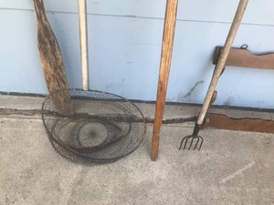 lot 408 image: Spear - Dip Net - Long Bow without String - 1 Wood Oar - Gun Rack