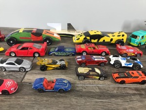 lot 414 image: Die Cast Cars - Trains - HO Scale Transformer & More