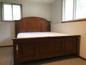 lot 423 image: King Size Bed