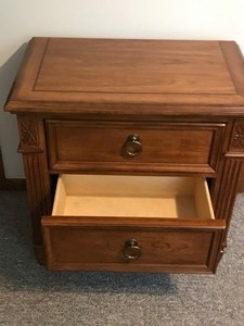 lot 424 image: 2 Drawer Night Stand