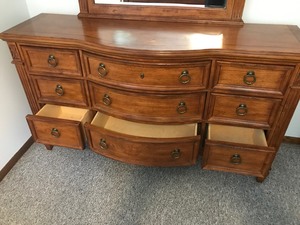 lot 425 image: 9 Drawer Dresser with Mirror