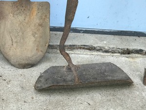 lot 492 image: Lot of Vintage Yard Tools