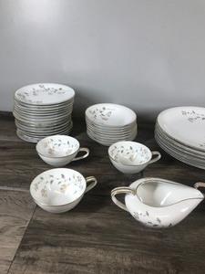lot 526 image: 43 Piece Dish Set - Noritake  5528