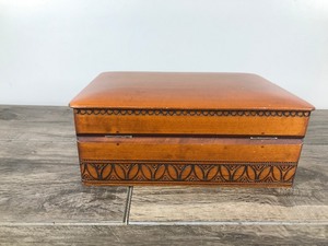 lot 545 image: Vintage Wooden Box with Small Skeleton Key