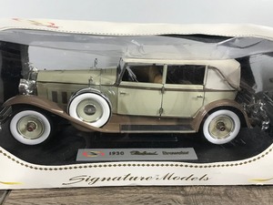lot 553 image: Signature Models - 1930 Packard Brewster - 118 scale die cast car
