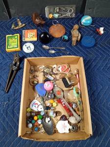 lot 189 image: Box of vintage collectables