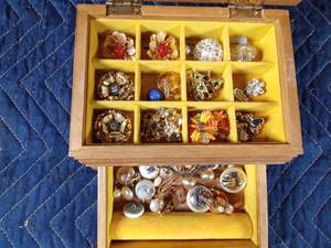 lot 179 image: Jewelry box of vintage earrings