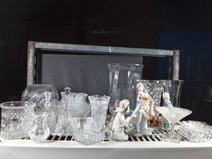 lot 166 image: Shelf full of Crystal and glassware and figurines