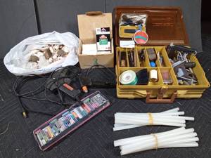 lot 152 image: Box of craft items