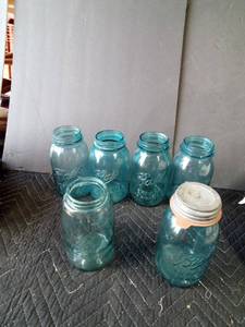 lot 136 image: 6 Vintage blue glass Ball canning jars with 1 vintage lid