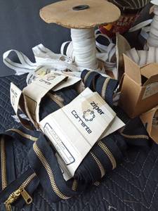 lot 118 image: 2 boxes of items to make zippers