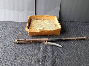 lot 110 image: T and tack strip toolack strips