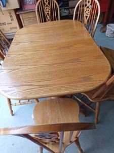 lot 82 image: Oak table with 6 chairs and 2 leafs