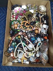 lot 71 image: Flat of jewelry
