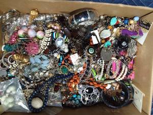 lot 73 image: Flat of jewelry