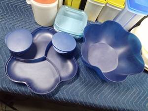 lot 74 image: Laundry basket of Tupperware