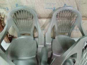lot 66 image: 4 Stackable lawn chairs