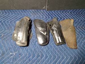 lot 39 image: 4 Leather pistol holsters
