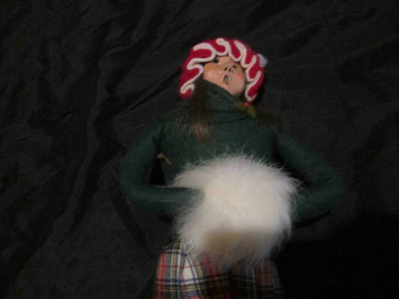 Authentic Byers Choice LTD woman with hand warmer Caroler Doll