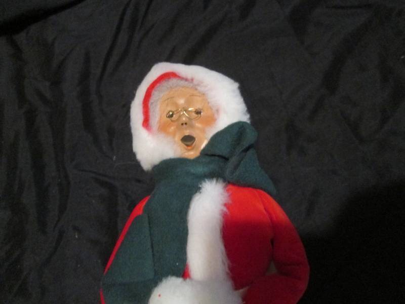 Authentic Byers Choice LTD Ms. Claus with hand warmer Caroler Doll