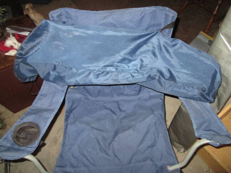 Fully folding camping chair with carry bag