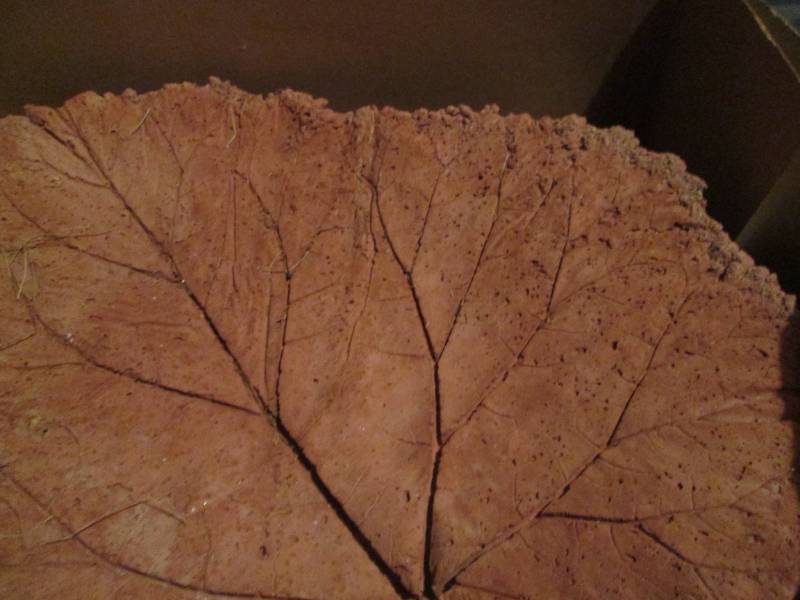 Exquisitely Designed and detailed Leaf shaped Dish decor (about 20 wide)