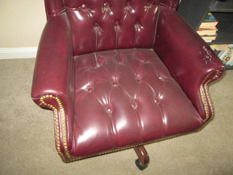 Executive Style Tuffted Button back Vinyl Rolling office chair