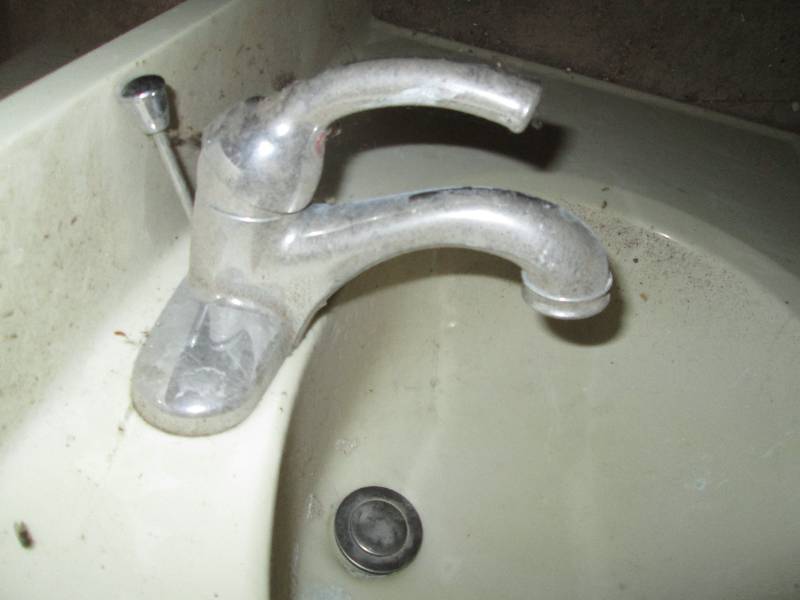 37in22in Bathroom Countertop with oval sink basin and single handle faucet