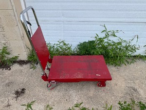 lot 47 image: Uline Lift Table 1485 330 Lb Capacity