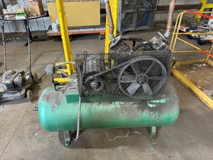 lot 62 image: Air Compressor. Model 5Z361A