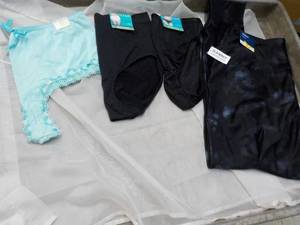 Size 2X New Jogger Old Navy and 3 ladies Underwear New size XL