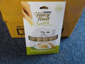 30 x 4 packs Natural Chicken in a Demi Glaze Purina Fancy Feast Savory Cat Treats retail $3 each