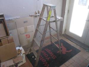 lot 3 image: (BR2) Werner 5 Ft Wood Ladder...