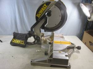lot 4 image: (EW4) Dewalt DW705 12 Compound Miter Saw - Works