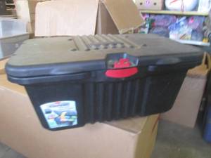 lot 7 image: (EW3) Rubbermaid ActionPacker 20 Gallon Storage Container