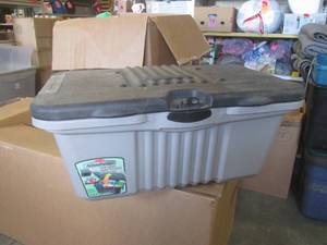 lot 8 image: (EW3) Rubbermaid ActionPacker 20 Gallon Storage Container