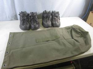 lot 28 image: (EW5) 2 Pair of Dr Comfort Shoes Size 10 12 and Green Bag