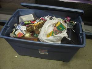 lot 35 image: (EW4) Large 35 Gallon Tote with Lid Full of Misc