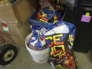 lot 39 image: (EW3) Tote and Bucket Full of Bagged Ice Melt