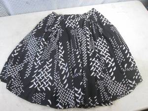 lot 46 image: (EC1) Lula Roe Skirt Size M...