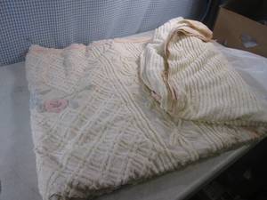 lot 60 image: (F-3) Chenille Bed Spread ...