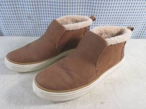 lot 69 image: (BS) Pair of Toms Shoes Size W 9.5...