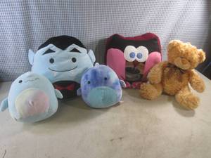 lot 72 image: (EW2) 3 SquishMallows and 2 Other...