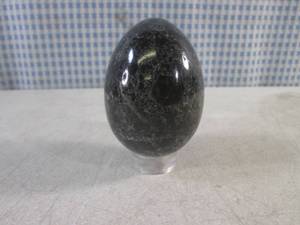 lot 176 image: (FS) Polished Stone Egg with Plastic Stand - 2 34 x 2
