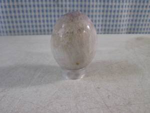 lot 177 image: (FS) Polished Stone Egg with Plastic Stand - 2 x 1 58