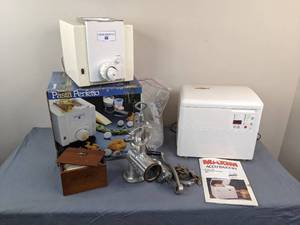 lot 49 image: Maxim Accu-Bakery Bread Machine, Pasta Perfetto Pasta Maker with Accessories, Vintage Wood Recipe Box with Recipes