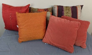 lot 26 image: (6) Decorative Throw Pillows in Orange, Red, Purple and Corduroy