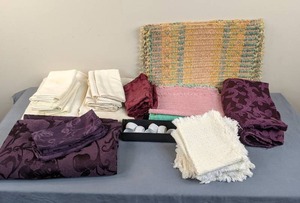 lot 76 image: Assortments of Table Linens, Napkins, Placemats and Napkin Rings