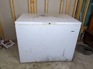 lot 107 image: White Gibson Chest Freezer